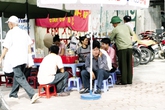 Trà đá vỉa hè lãi “khủng” từ chè vụn, chè cám Trà đá vỉa hè lãi “khủng” từ chè vụn, chè cám