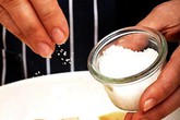 Ăn nhiều muối có thể khiến người trẻ bạc tóc sớm Ăn nhiều muối có thể khiến người trẻ bạc tóc sớm