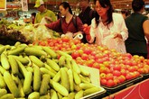 Rau xanh “vống” giá vì tiểu thương Rau xanh “vống” giá vì tiểu thương