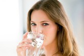 Uống nước khi ăn sẽ gây hại Uống nước khi ăn sẽ gây hại