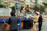 Ngắm cầu Nhật Tân, 2 cụ bà bị lạc đường về Ngắm cầu Nhật Tân, 2 cụ bà bị lạc đường về