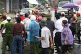 Dân đội mưa kéo ra quốc lộ đề nghị mở đường qua đồng Dân đội mưa kéo ra quốc lộ đề nghị mở đường qua đồng