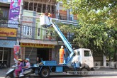 Thanh sắt vướng điện cao thế, hai công nhân bị giật cháy chân tay Thanh sắt vướng điện cao thế, hai công nhân bị giật cháy chân tay