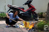 Phố phường khói bụi mù mịt vì người dân đốt vàng mã Phố phường khói bụi mù mịt vì người dân đốt vàng mã