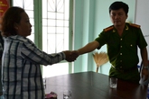 Một phụ nữ bị công an đánh vì nhầm là... gái mại dâm! Một phụ nữ bị công an đánh vì nhầm là... gái mại dâm!