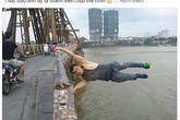 Chàng trai đu mình trên thành cầu Long Biên gây xôn xao Chàng trai đu mình trên thành cầu Long Biên gây xôn xao