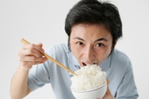 Ăn cơm gạo càng trắng càng mau chết Ăn cơm gạo càng trắng càng mau chết