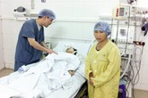 Rơi nước mắt mẹ ngồi trò chuyện bên giường bệnh con gái sống mà như chết Rơi nước mắt mẹ ngồi trò chuyện bên giường bệnh con gái sống mà như chết