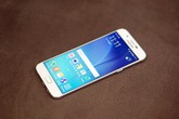 Mở hộp Galaxy A8 mỏng 5,9 mm, kim loại nguyên khối Mở hộp Galaxy A8 mỏng 5,9 mm, kim loại nguyên khối