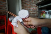 Nguy cơ ung thư từ khăn giấy lau miệng và chén đũa Nguy cơ ung thư từ khăn giấy lau miệng và chén đũa