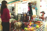 Sính ngoại, người Việt phải mua hàng cao gấp đôi giá thực Sính ngoại, người Việt phải mua hàng cao gấp đôi giá thực