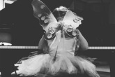 Fan "phát sốt" vì ảnh công chúa nhà Becks đeo cánh thiên thần tập piano Fan "phát sốt" vì ảnh công chúa nhà Becks đeo cánh thiên thần tập piano