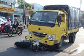 Hai cha con bị xe tải tông vào, may mắn thoát chết Hai cha con bị xe tải tông vào, may mắn thoát chết