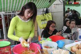 Gặp lại hotgirl bánh tráng trộn từng một thời gây "bão" cư dân mạng Gặp lại hotgirl bánh tráng trộn từng một thời gây "bão" cư dân mạng
