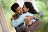 Vừa về nhà sau chuyến công tác, chồng đã ôm tôi thật chặt Vừa về nhà sau chuyến công tác, chồng đã ôm tôi thật chặt