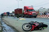 Mẹ bị xe container cán tử vong trên đường về thăm con Mẹ bị xe container cán tử vong trên đường về thăm con