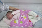 Đã có người muốn nhận bé trai mắc trọng bệnh bị mẹ bỏ rơi làm con nuôi Đã có người muốn nhận bé trai mắc trọng bệnh bị mẹ bỏ rơi làm con nuôi