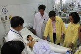 Bé trai bị xe ô tô húc văng xuống cầu Thuận Phước đã qua khỏi Bé trai bị xe ô tô húc văng xuống cầu Thuận Phước đã qua khỏi