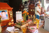 Người ông đau đớn bên 4 cỗ quan tài giữa nhà Người ông đau đớn bên 4 cỗ quan tài giữa nhà