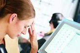 Ngồi máy tính quá lâu gây ra cơn đau đầu ở bạn như thế nào? Ngồi máy tính quá lâu gây ra cơn đau đầu ở bạn như thế nào?