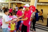 Người dân xúc động khi nhận được khăn ướt và nước miễn phí trong những ngày nắng nóng Người dân xúc động khi nhận được khăn ướt và nước miễn phí trong những ngày nắng nóng