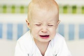 Cha mẹ cần làm gì khi bé hay khóc đêm? Cha mẹ cần làm gì khi bé hay khóc đêm?