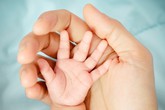 Thiêng liêng những khoảnh khắc “đầu tiên” giữa mẹ và con Thiêng liêng những khoảnh khắc “đầu tiên” giữa mẹ và con