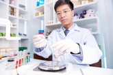 Hoa Thiên Phú cam kết trao 1 tỷ cho ai phát hiện Paraben cấm trong kem Sắc Ngọc Khang và Finomas Hoa Thiên Phú cam kết trao 1 tỷ cho ai phát hiện Paraben cấm trong kem Sắc Ngọc Khang và Finomas