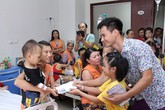 Xuân Bắc trao “nụ cười ngày mai” cho trẻ sứt môi, hở hàm ếch Xuân Bắc trao “nụ cười ngày mai” cho trẻ sứt môi, hở hàm ếch