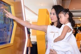 Mẹ con Hương Giang – Panda rạng rỡ mặc đồ đôi “đi học” về dị ứng Mẹ con Hương Giang – Panda rạng rỡ mặc đồ đôi “đi học” về dị ứng