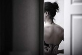 Phát hiện ảnh khỏa thân của vợ trong điện thoại đồng nghiệp Phát hiện ảnh khỏa thân của vợ trong điện thoại đồng nghiệp