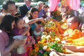 Kỳ lạ tục ăn Tết "buộc chỉ cổ tay" để cầu sức khỏe Kỳ lạ tục ăn Tết "buộc chỉ cổ tay" để cầu sức khỏe