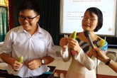 Nữ sinh che mặt khi cô hỏi 'dưa leo của các bạn đâu?' Nữ sinh che mặt khi cô hỏi 'dưa leo của các bạn đâu?'