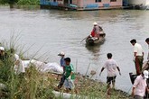 Vớt được thi thể hai mẹ con mất tích dưới sông Hậu Vớt được thi thể hai mẹ con mất tích dưới sông Hậu