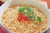 Mì ăn liền dễ 'phát độc' từ thói quen úp mì Mì ăn liền dễ 'phát độc' từ thói quen úp mì