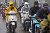 Người Hà Nội co ro trong tiết trời lạnh nhất từ đầu mùa Người Hà Nội co ro trong tiết trời lạnh nhất từ đầu mùa