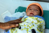 Bé gái sơ sinh thoát chết khi bị ném xuống giếng Bé gái sơ sinh thoát chết khi bị ném xuống giếng