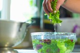 Ngâm rau quả bằng nước muối để khử hóa chất đúng hay sai? Ngâm rau quả bằng nước muối để khử hóa chất đúng hay sai?