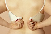 5 thói quen xấu khiến ngực mau chảy xệ 5 thói quen xấu khiến ngực mau chảy xệ