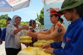 Thi THPT Quốc gia: Hình ảnh đẹp của CSGT trong mắt sĩ tử Thi THPT Quốc gia: Hình ảnh đẹp của CSGT trong mắt sĩ tử