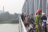 Nam thanh niên bất ngờ nhảy cầu tự tử Nam thanh niên bất ngờ nhảy cầu tự tử