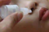 Không nên lạm dụng nhỏ mũi bằng nước muối sinh lý Không nên lạm dụng nhỏ mũi bằng nước muối sinh lý