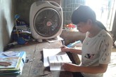 "Giấc mơ có thật" của nữ sinh dâng giấy báo điểm lên bàn thờ cha mẹ rồi giấu kín "Giấc mơ có thật" của nữ sinh dâng giấy báo điểm lên bàn thờ cha mẹ rồi giấu kín