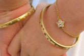 Bắt cóc bé gái rồi trấn lột nữ trang Bắt cóc bé gái rồi trấn lột nữ trang