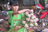 Bé gái 11 tuổi nghỉ học, kiếm tiền nuôi cha Bé gái 11 tuổi nghỉ học, kiếm tiền nuôi cha