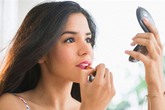 Phụ nữ có thể mãn kinh sớm vì trang điểm Phụ nữ có thể mãn kinh sớm vì trang điểm