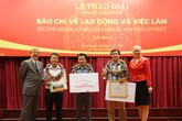 4 tác phẩm đoạt giải thưởng "Báo chí về lao động và việc làm" 4 tác phẩm đoạt giải thưởng "Báo chí về lao động và việc làm"