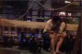 Cặp đôi bồng bế nhau trong quán cafe gây nóng mặt Cặp đôi bồng bế nhau trong quán cafe gây nóng mặt