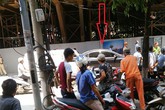 Hà Nội: Thanh sắt từ đường sắt trên cao rơi trúng ô tô Hà Nội: Thanh sắt từ đường sắt trên cao rơi trúng ô tô