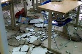 Trần nhà trường Đại học Hà Nội đổ sập, 1 nữ sinh bất tỉnh Trần nhà trường Đại học Hà Nội đổ sập, 1 nữ sinh bất tỉnh